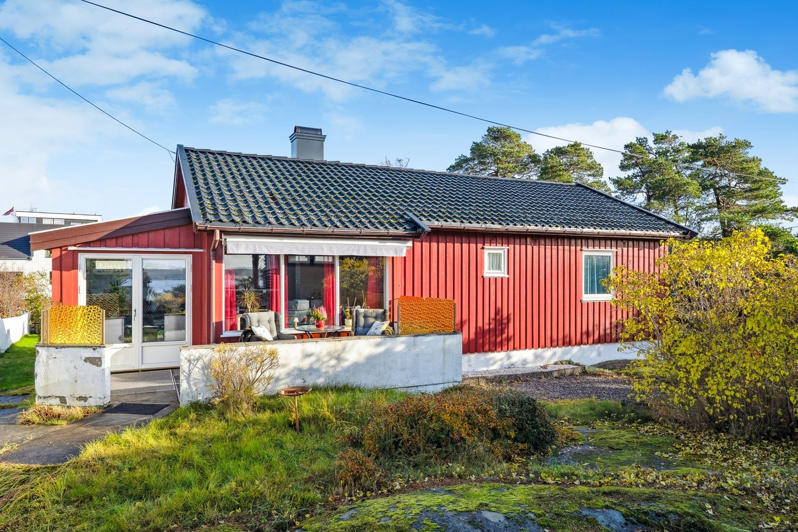 Lun og skjermet uteplass, et perfekt uteområde for rolige morgenstunder og avslappende ettermiddager. Galleribilde