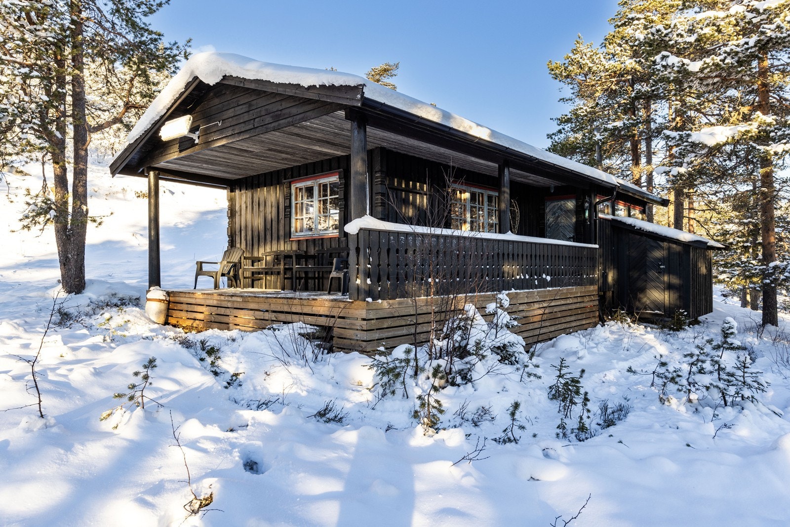 Det ble lagt nye terrassebord og sjalusi under terrassen i 2024. Den utvendige boden ses til høyre Galleribilde