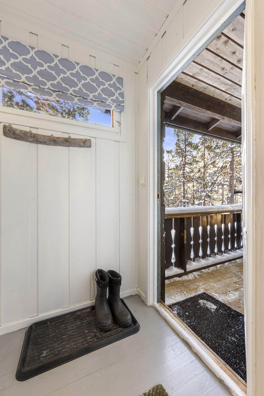 Entré med inngang fra overbygget terrasse Galleribilde