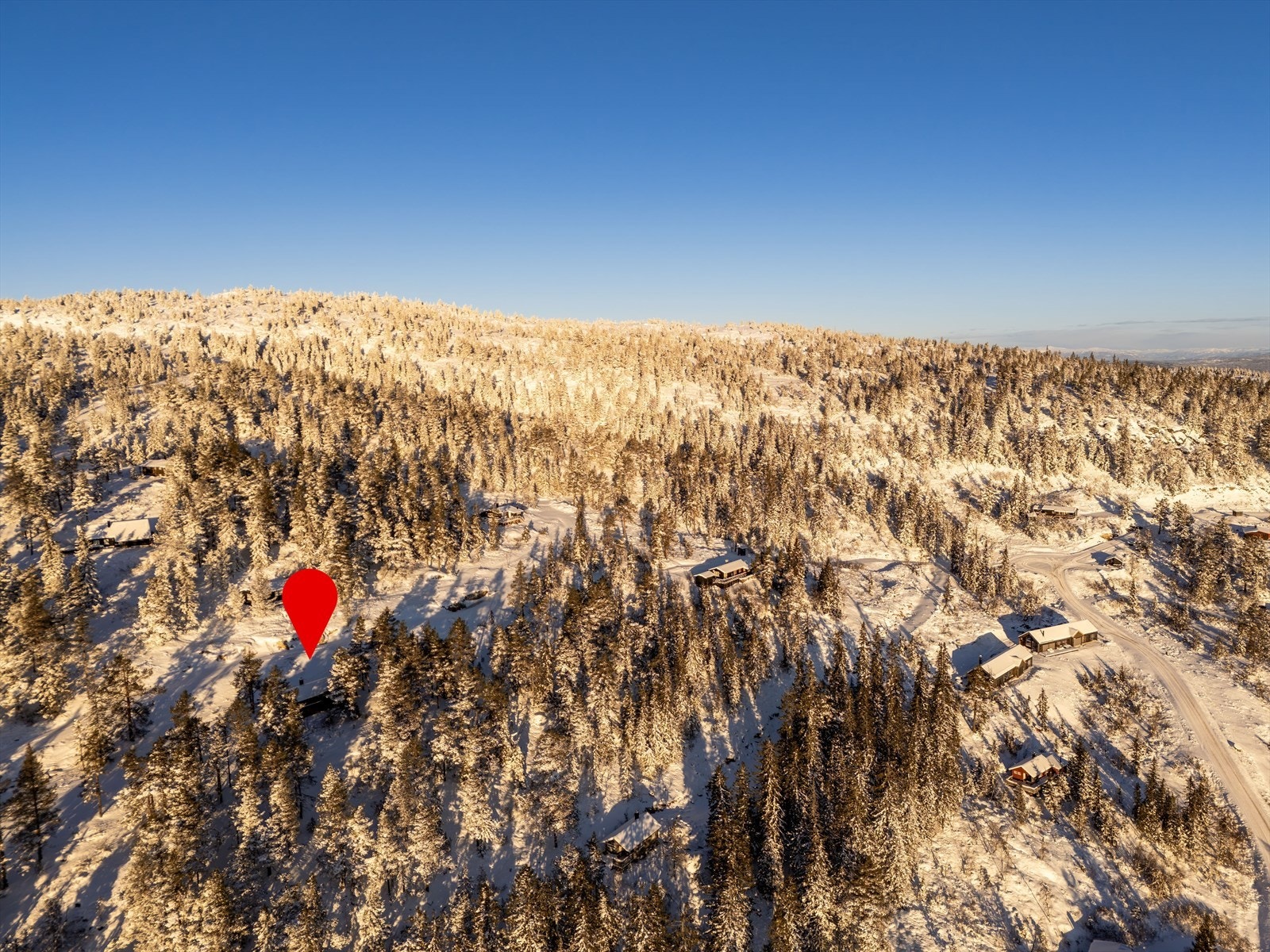 Oversiktsbilde østover. Lifanten ses som høyeste topp i horisonten. Skitrekket på Liatoppen ligger rett nedenfor Lifanten mot vest Galleribilde