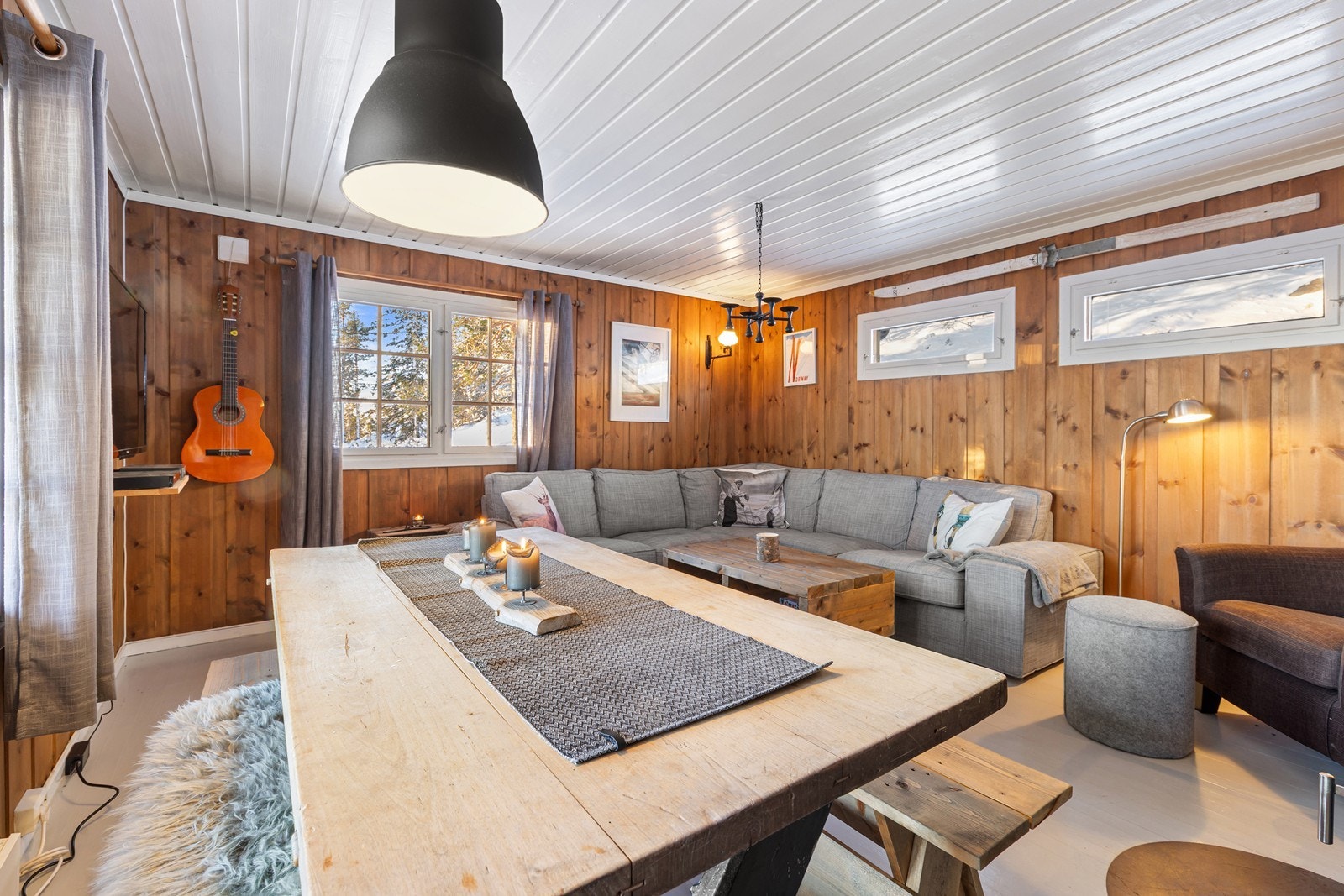 Hytta selges som forevist med møbler og og inventar Galleribilde