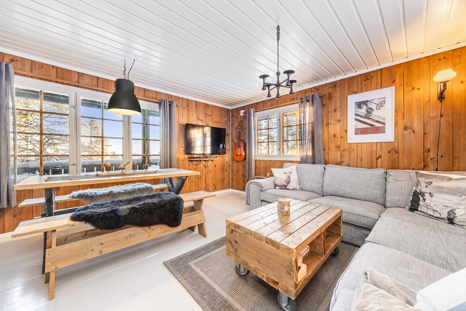 Lys og hyggelig stue med vinduer ut mot utsikten Galleribilde