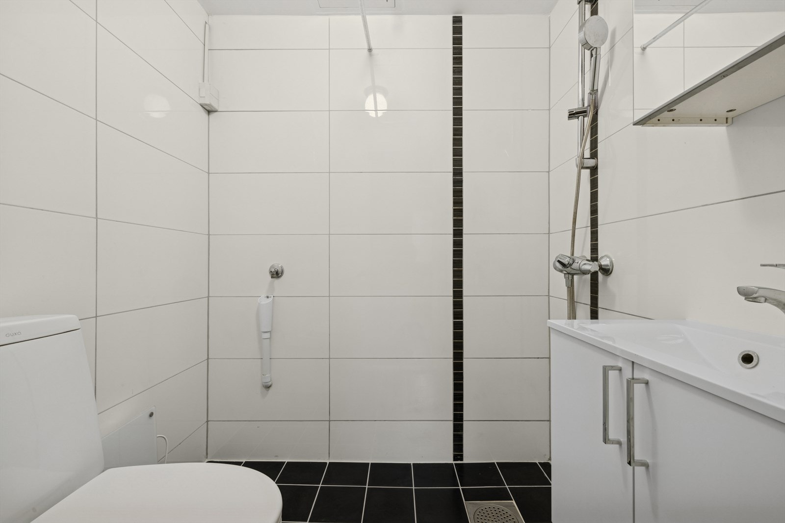 Badet ble pusset opp i 2012 og er flislagt på gulv og vegger. Galleribilde