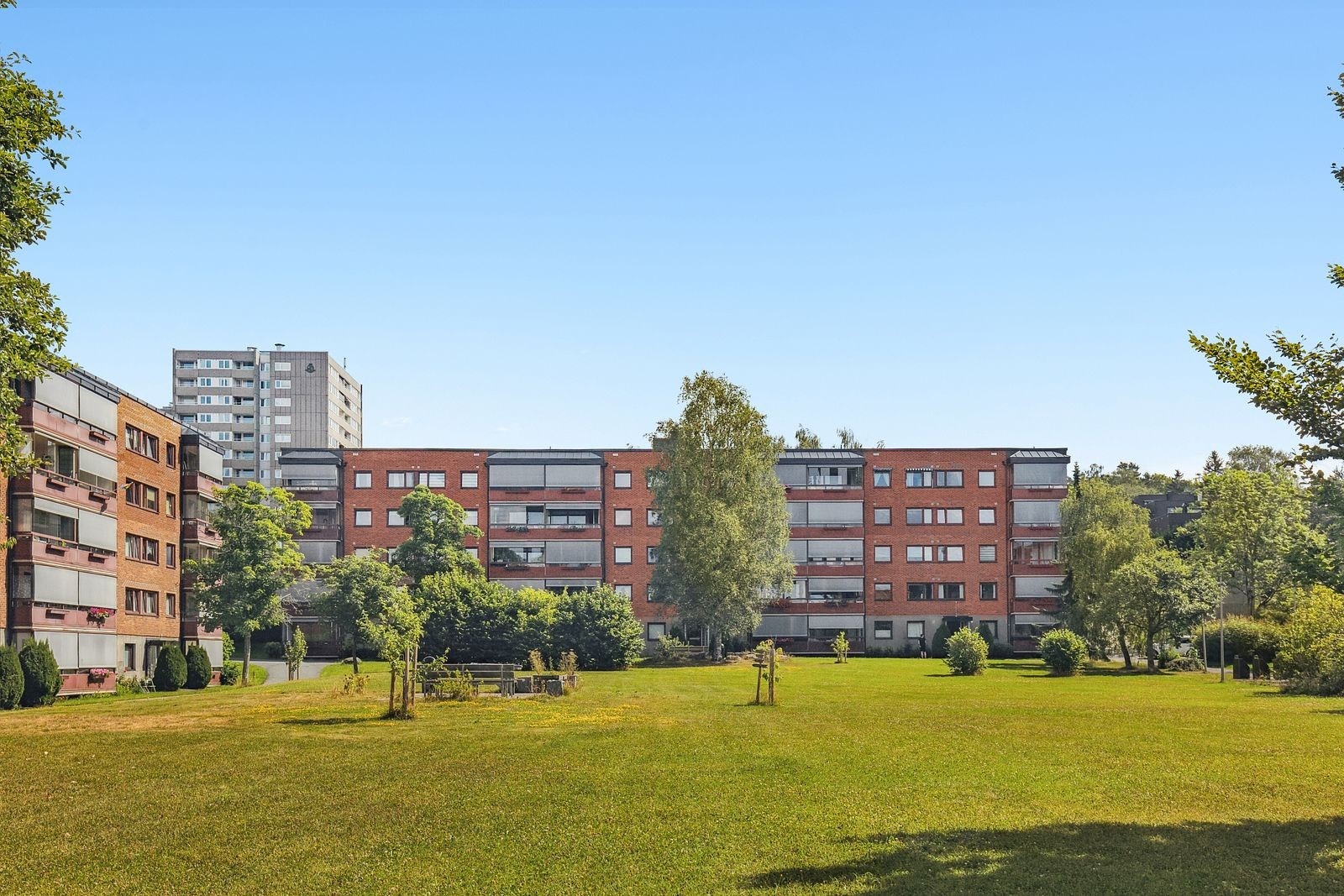 Leiligheten ligger i en lavblokk fra 1967, omgitt av velstelte, grønne fellesarealer. Galleribilde