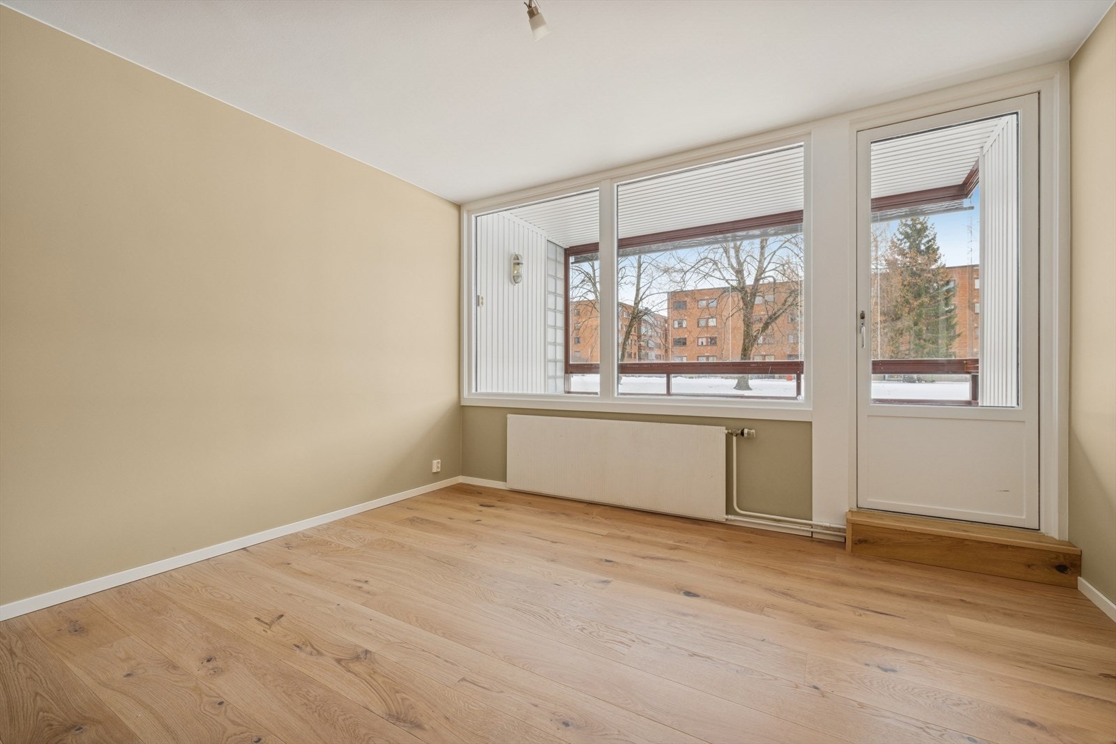 Stuen har moderne 1-stavs parkettgulv og vegger malt i en tidsriktig farge. Galleribilde