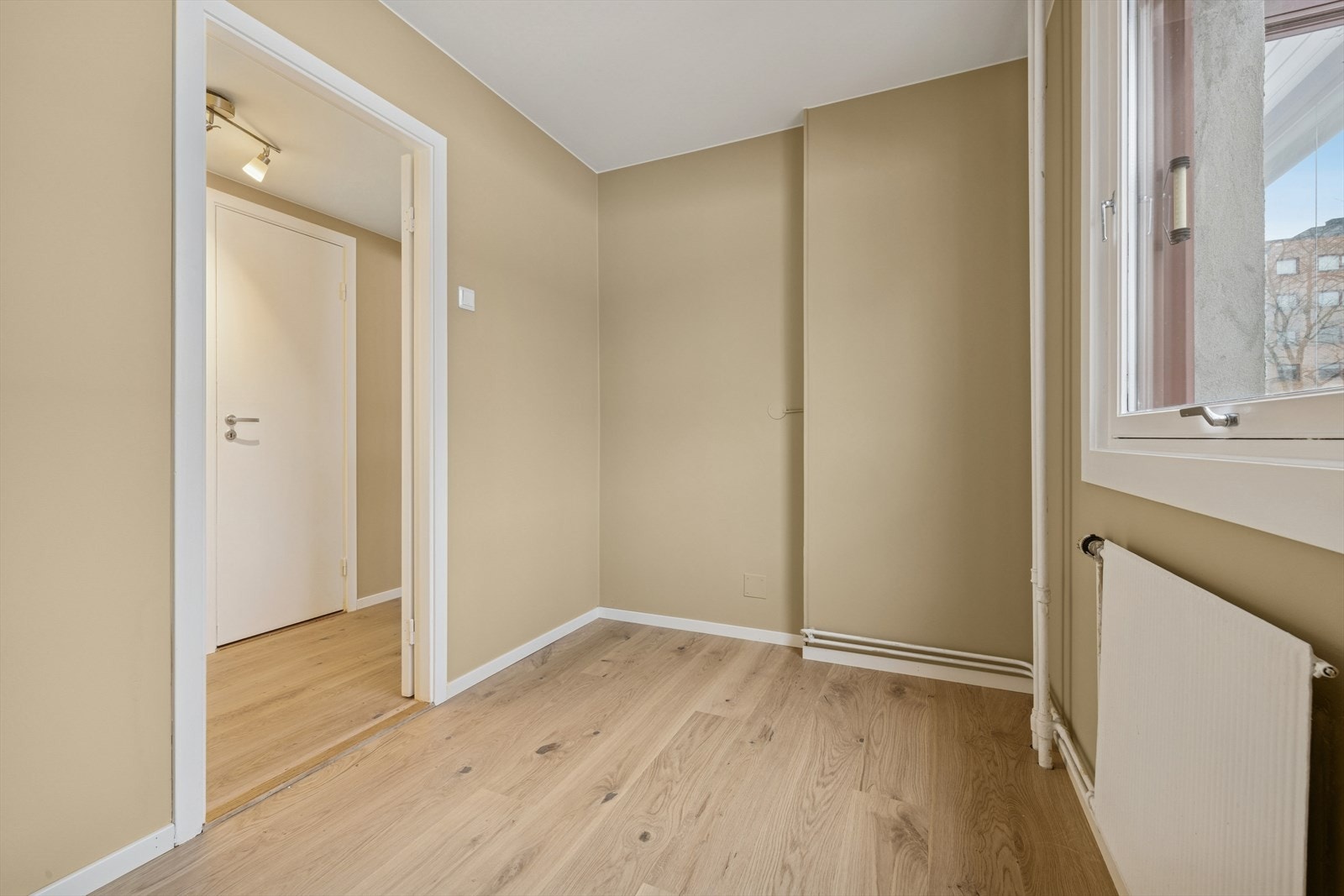 Soverommet har plass til seng, tilpasset garderobeløsning og andre ønskede småmøbler. Galleribilde