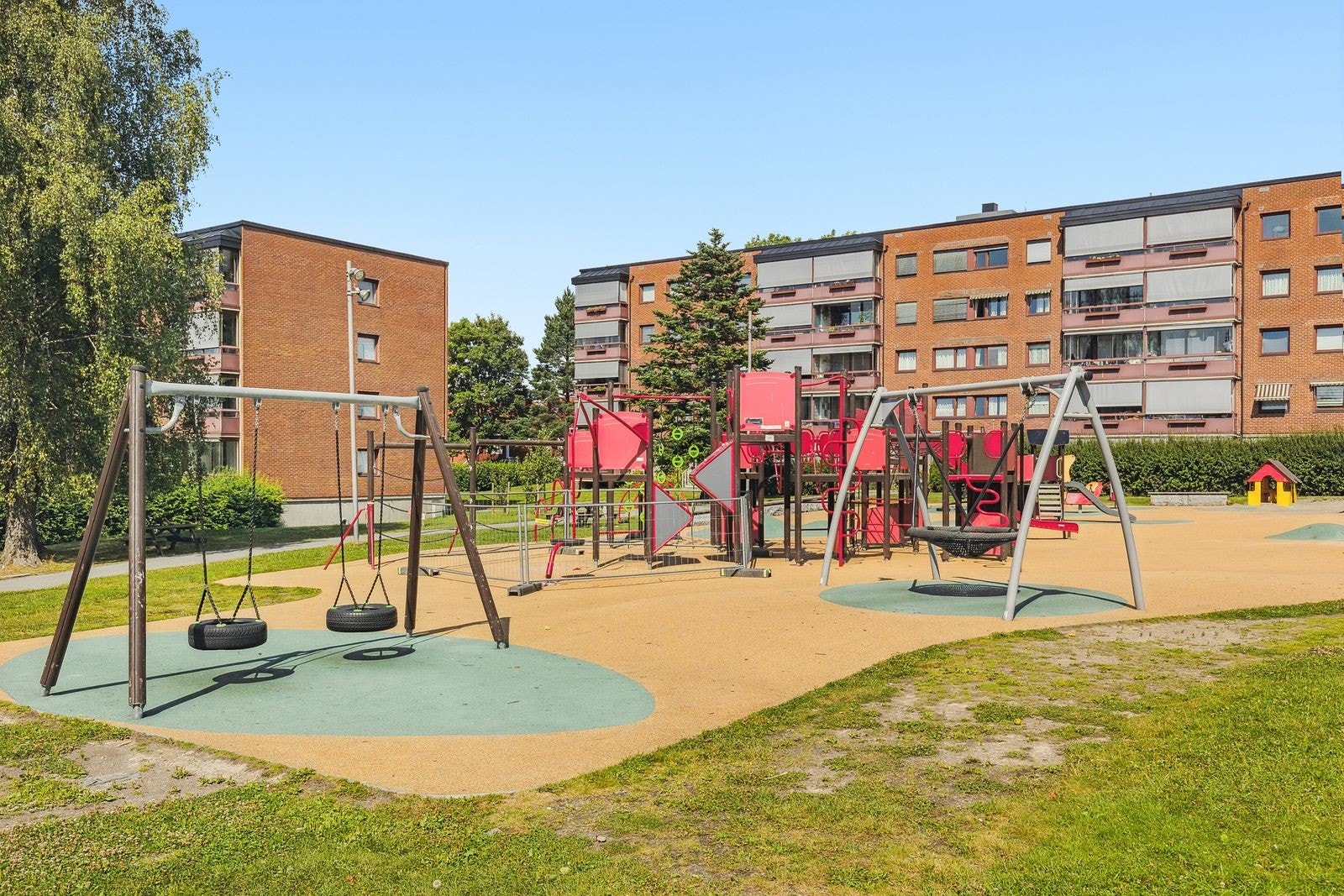 Fellesområdene er pent opparbeidet med blant annet lekeplass, sittegrupper og gressplener. Galleribilde