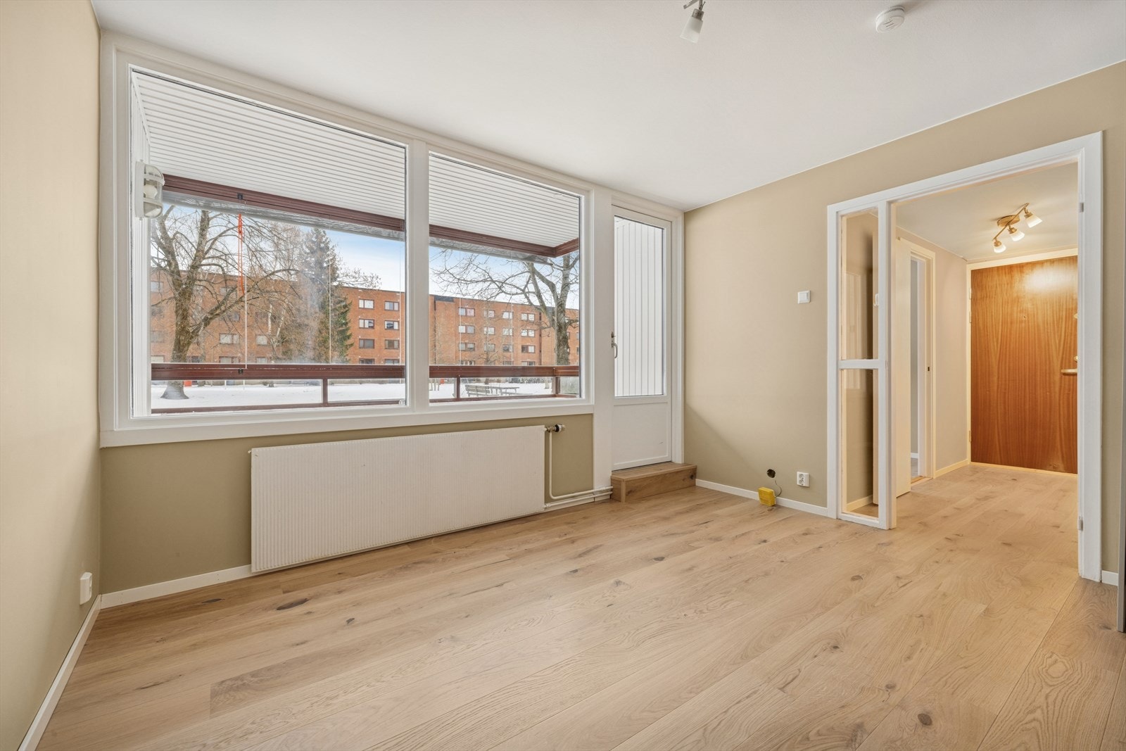 Store vindusflater slipper inn rikelig med naturlig lys. Galleribilde