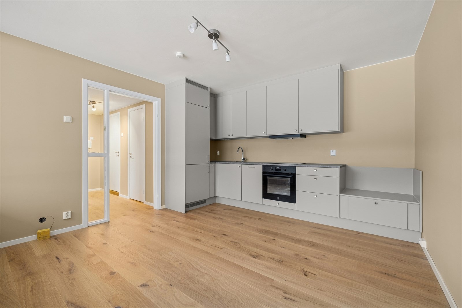 Kjøkkeninnredningen er ny fra 2025 og har glatte fronter og en laminatbenkeplate med stålkum. Galleribilde