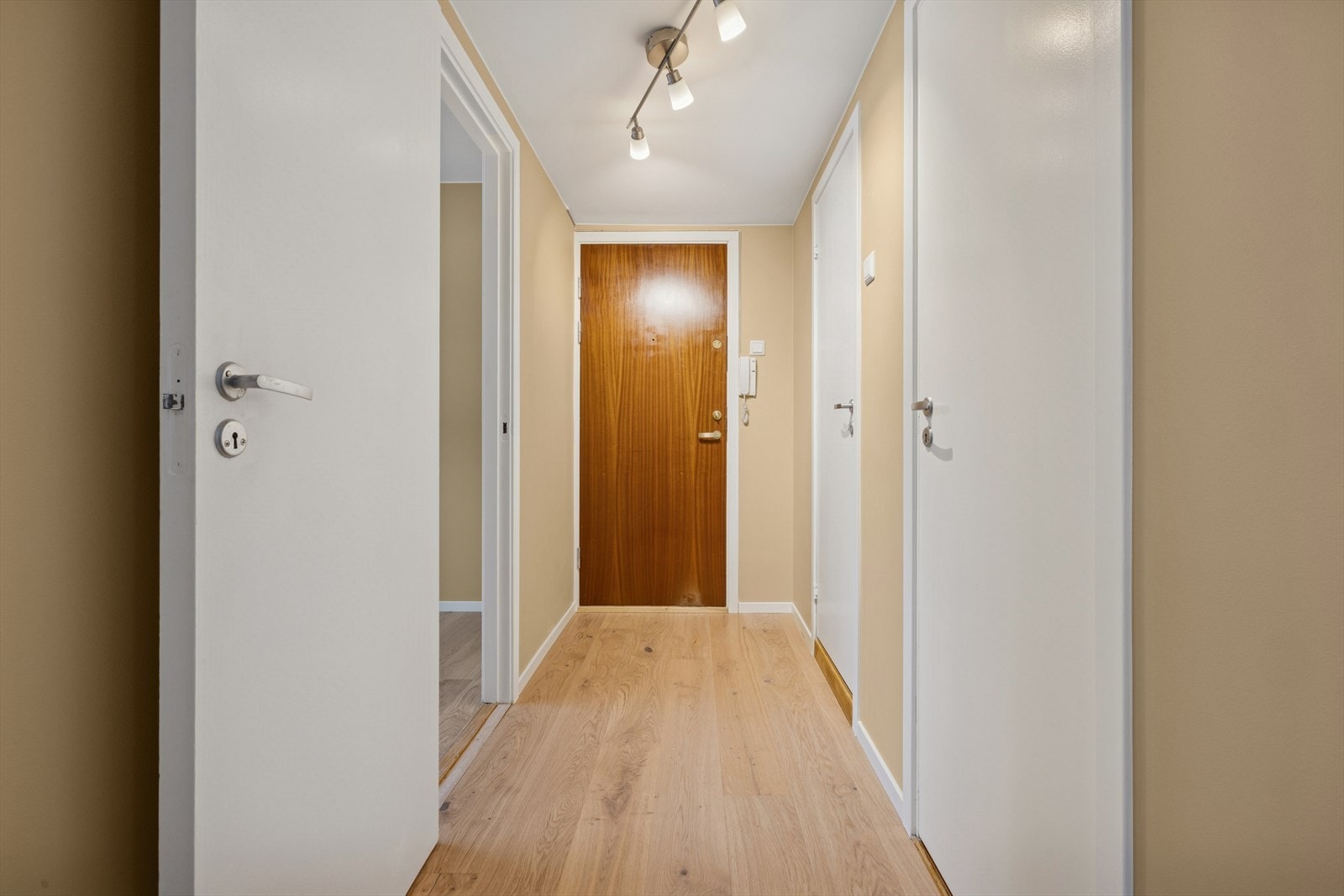 Praktisk entré med callinganlegg. I tilknytning til entréen ligger en intern bod, eller finner man en ekstern bod på samme etasjeplan. Galleribilde