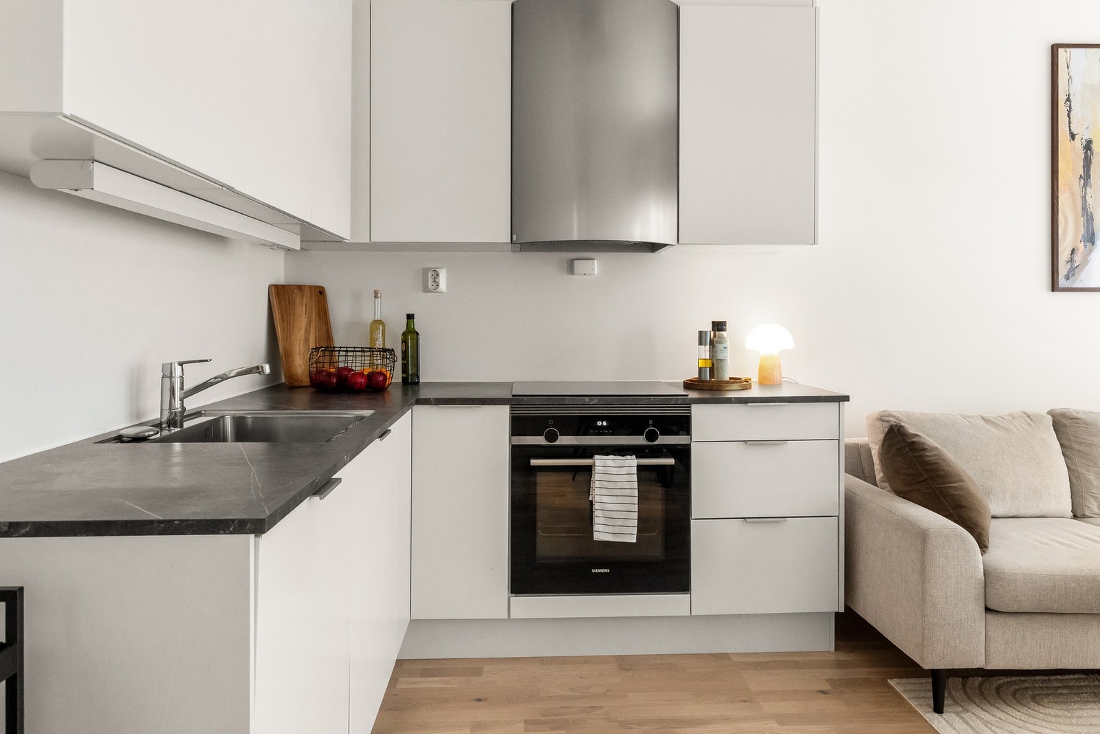 Innredning fra Sigdal med glatte, hvite fronter og slitesterk benkeplate i laminat. Galleribilde