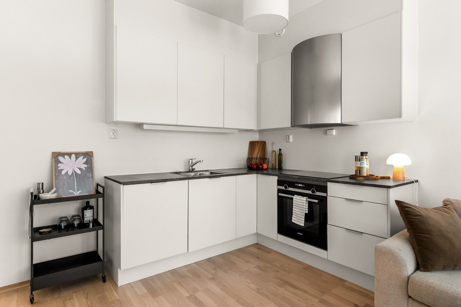 Lyst og velholdt kjøkken med stilrent uttrykk og praktisk utforming. Galleribilde