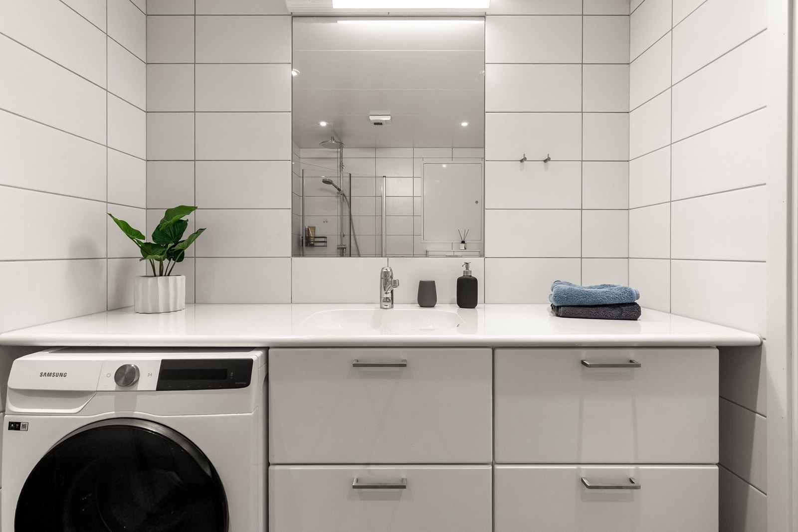 Den helstøpte benkeplaten gir en praktisk arbeidsflate som forenkler både klesvask og sortering. Under benkeplaten er det opplegg for vaskemaskin. Galleribilde