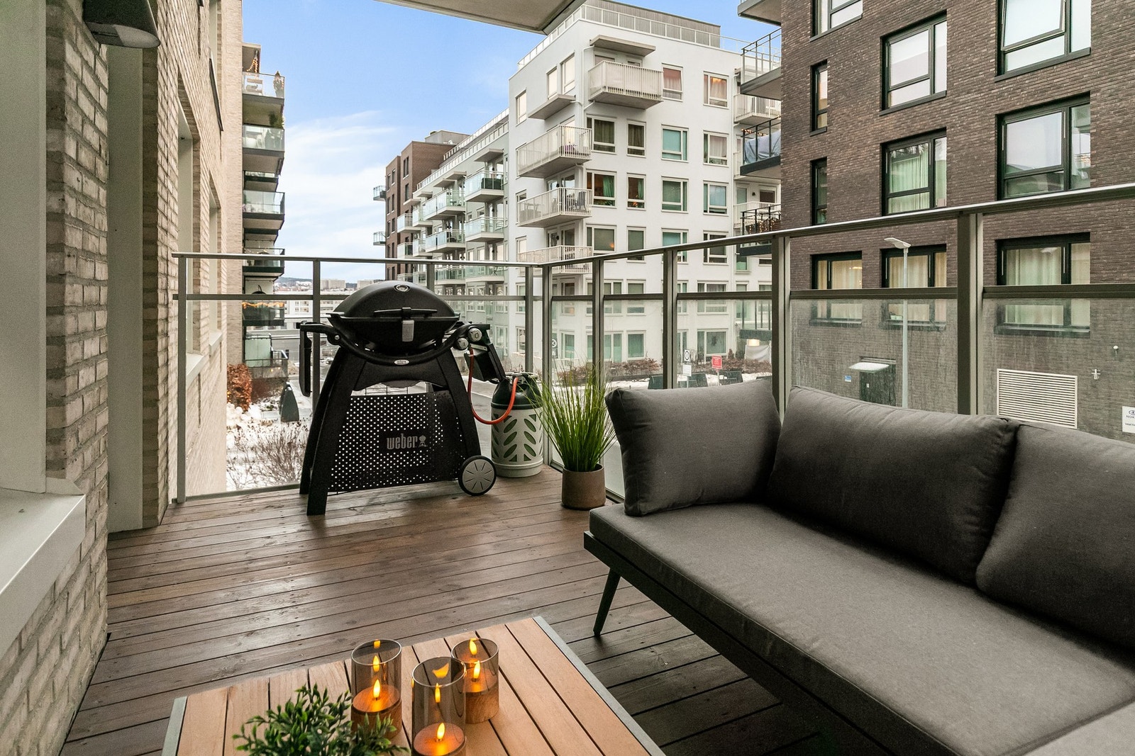 Balkongen har god plass til utemøbler, grill og beplantning, og gir gode solforhold på ettermiddag og kveld. Galleribilde