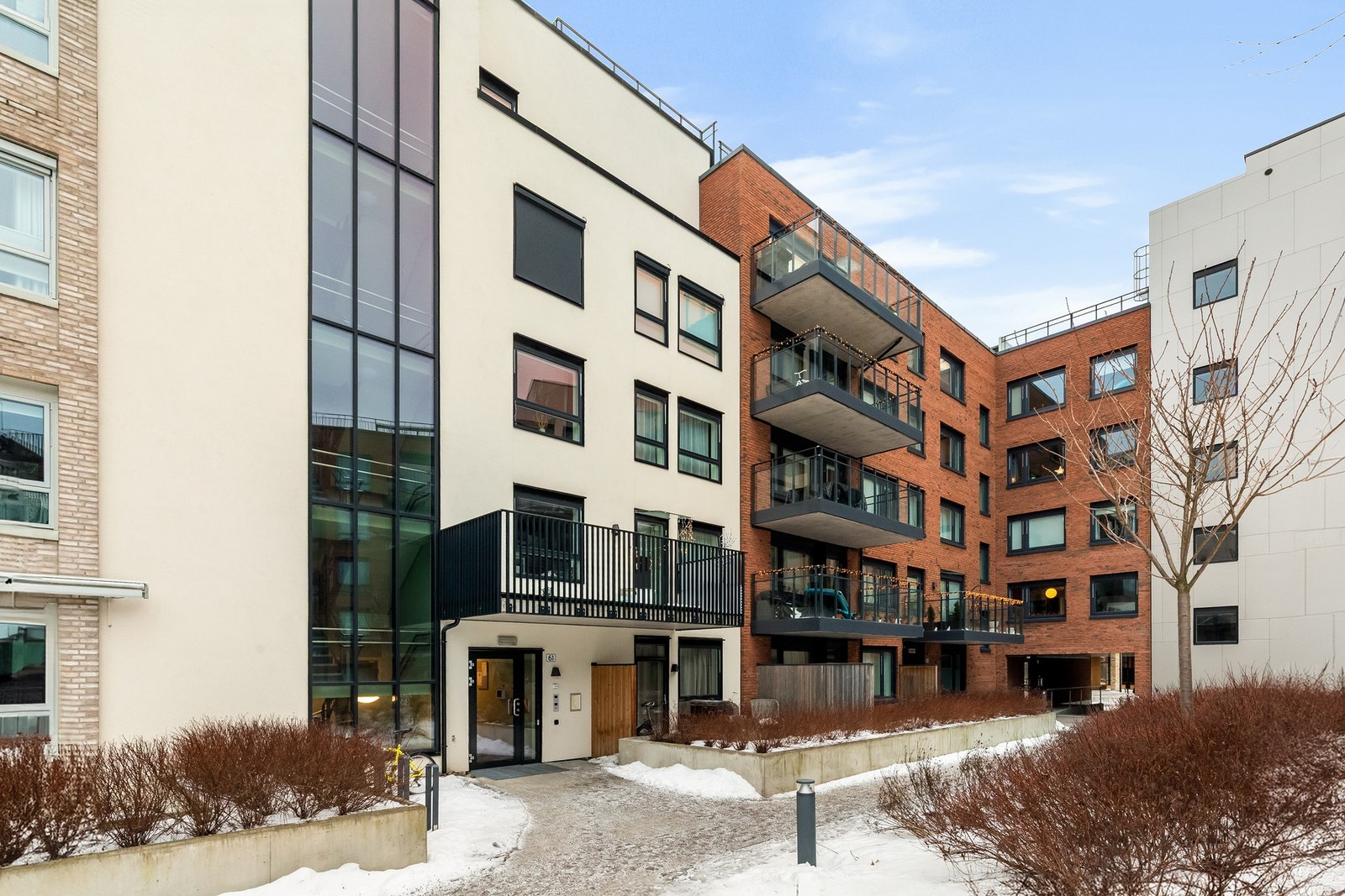 Representativt inngangsparti. Det er avsatt plass til sykkelparkering. Galleribilde