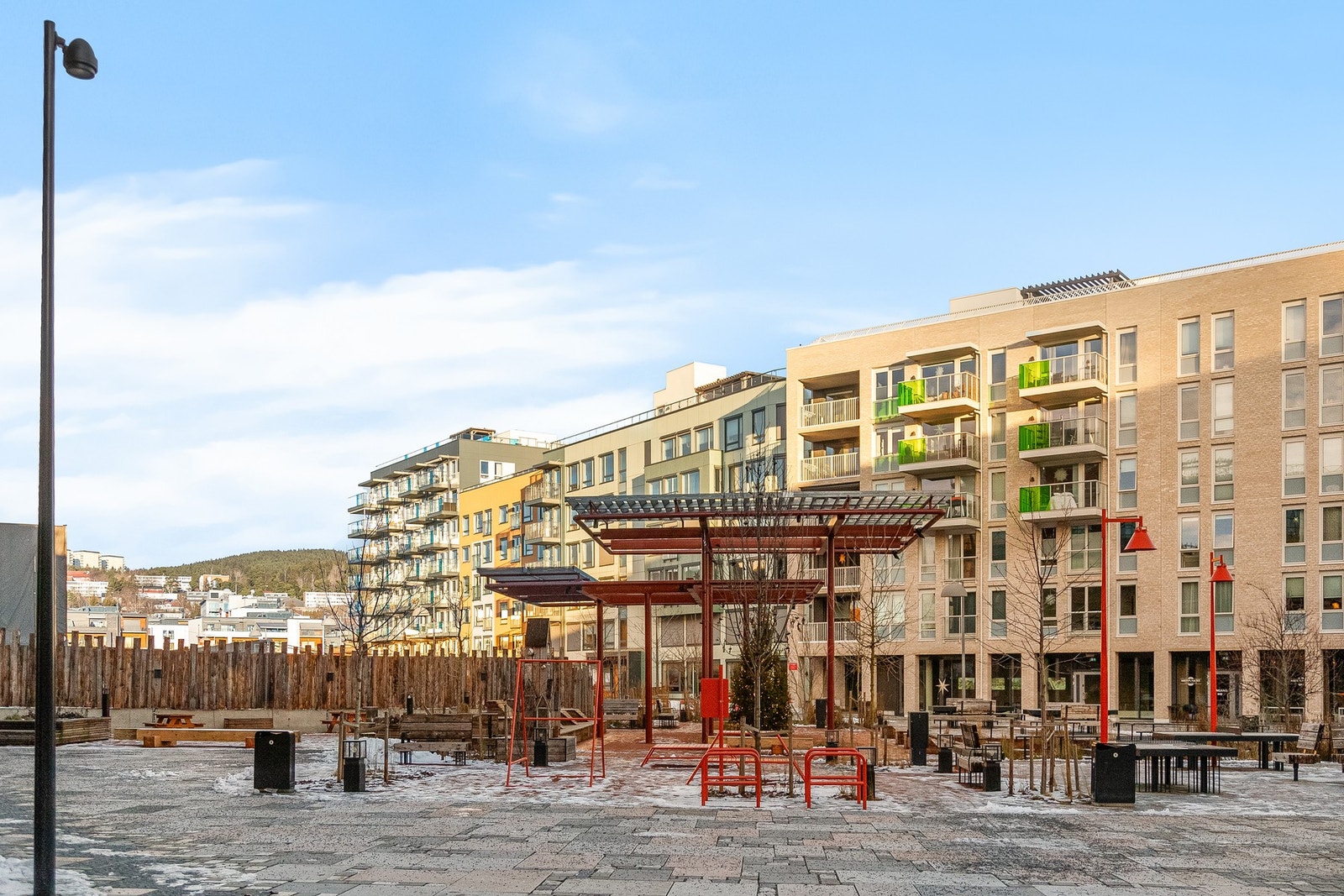 Pent opparbeidet torg i nærområdet, med sittegrupper og vakker beplantning som skaper en innbydende atmosfære sommerstid. I tillegg finner du restauranter, kafeer og dagligvarebutikker som Rema 1000, Meny og Kiwi i umiddelbar nærhet. Galleribilde