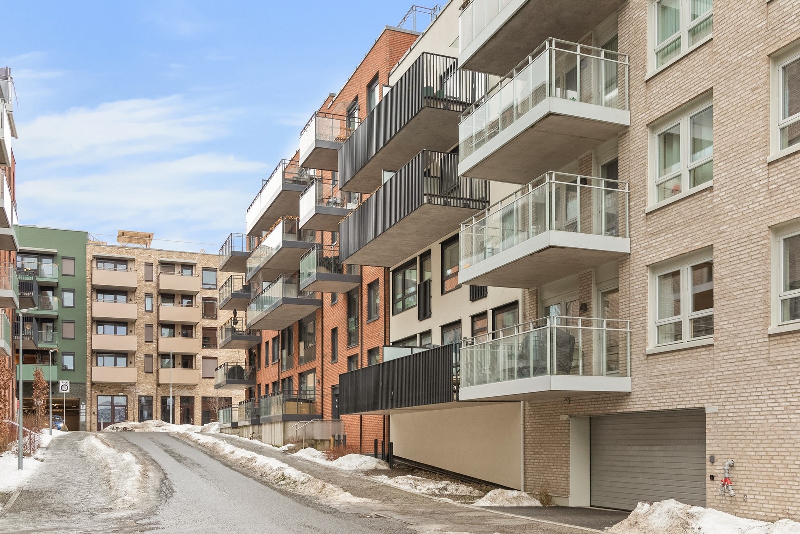 Leiligheten befinner seg i høy 1. etasje i et moderne bygg fra 2020. Galleribilde