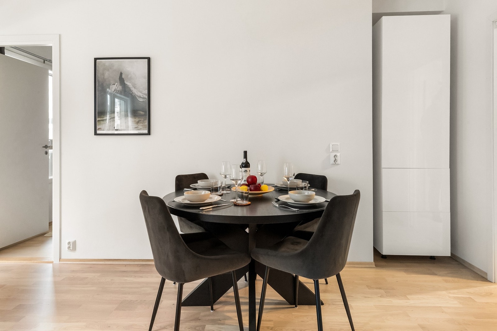 Ved spisebordet har du plass til et frittstående kjøleskap i "innhukk". Medfølgende skap som står her i dag. Galleribilde