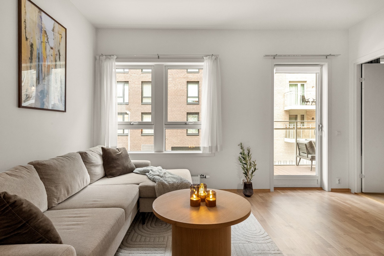 Store vindusflater gir godt med naturlig lysinnslipp, og boligen oppleves både luftig og innbydende. Galleribilde