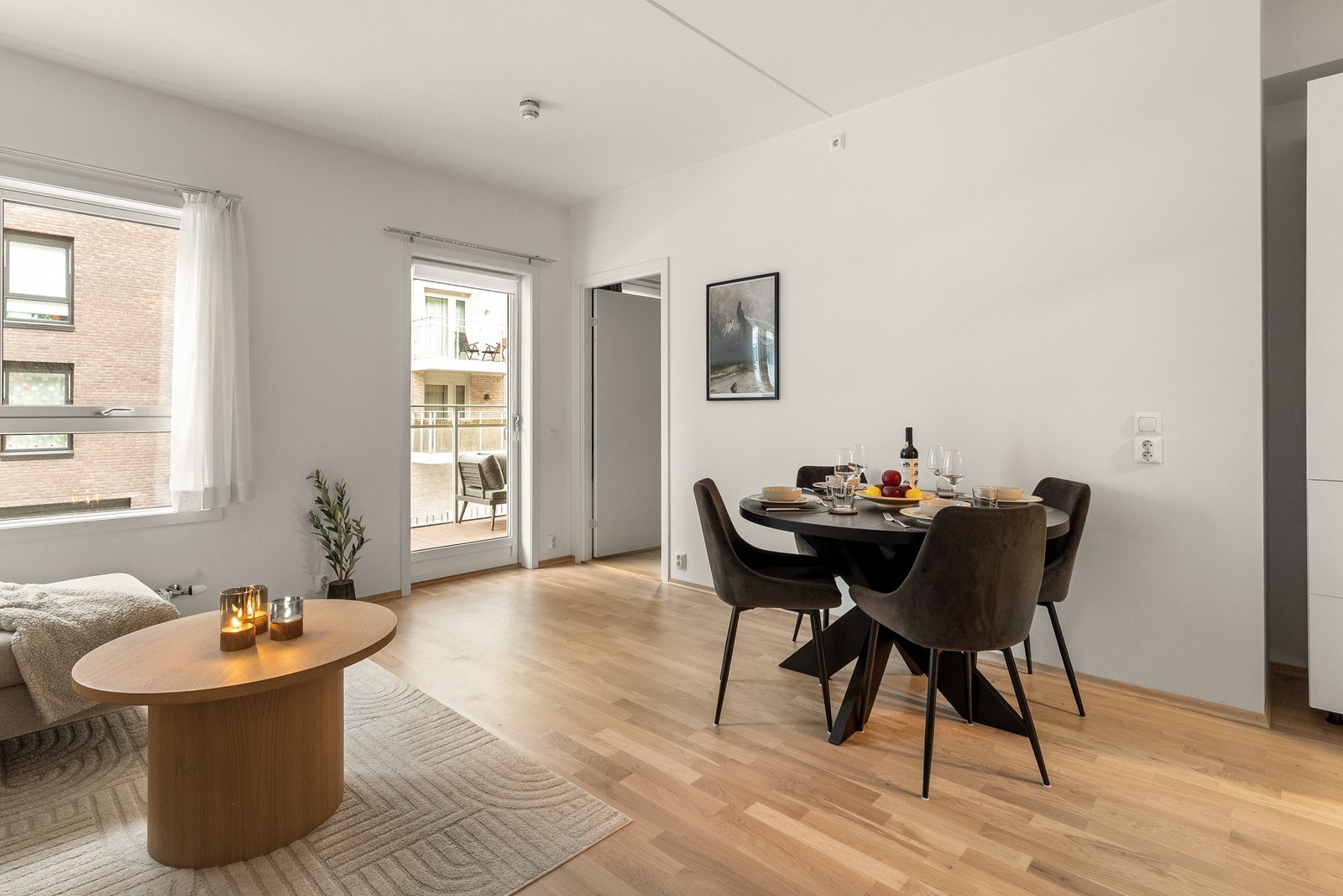 Leiligheten oppvarmes via radiatorer tilknyttet fjernvarme. Galleribilde