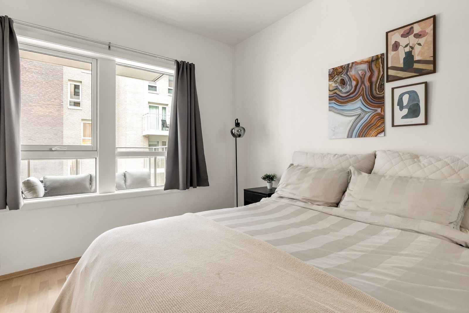 Soverommet fremstår romslig med god plass til dobbeltseng, tilhørende nattbord og ulike oppbevaringsløsninger. Galleribilde