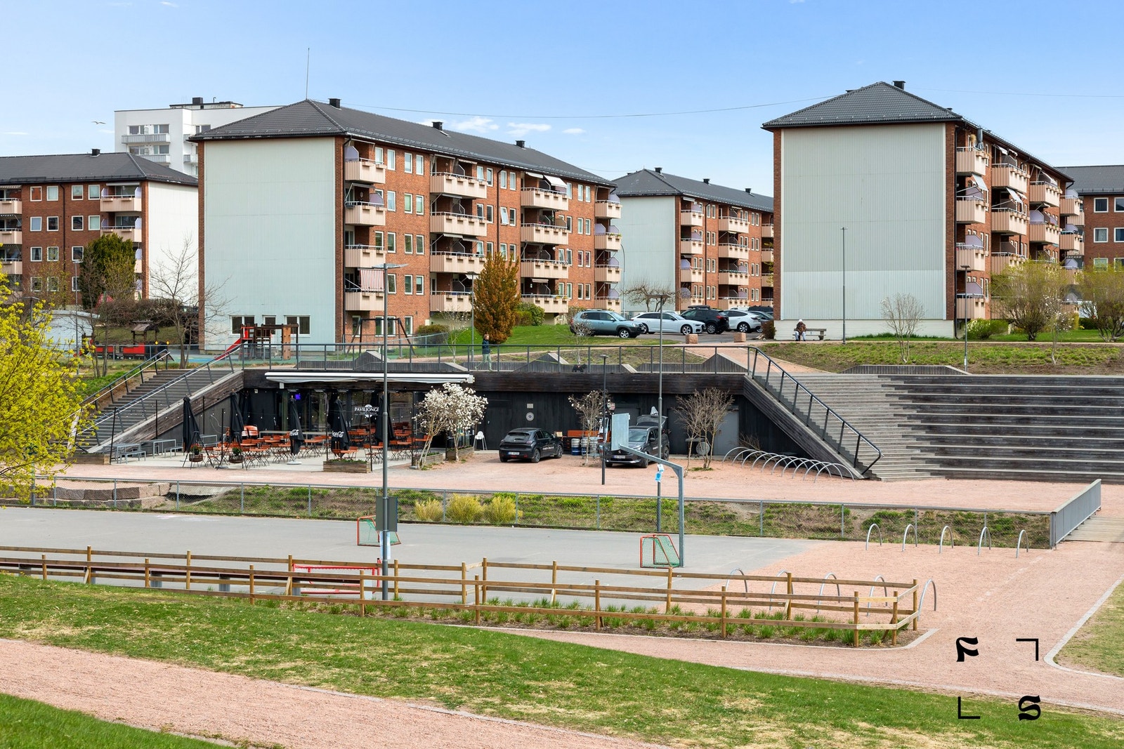 Kort vei til Bjerkedalen Park med anlagte bekker, store grøntområder og Paviljongen kafé med uteservering. Galleribilde