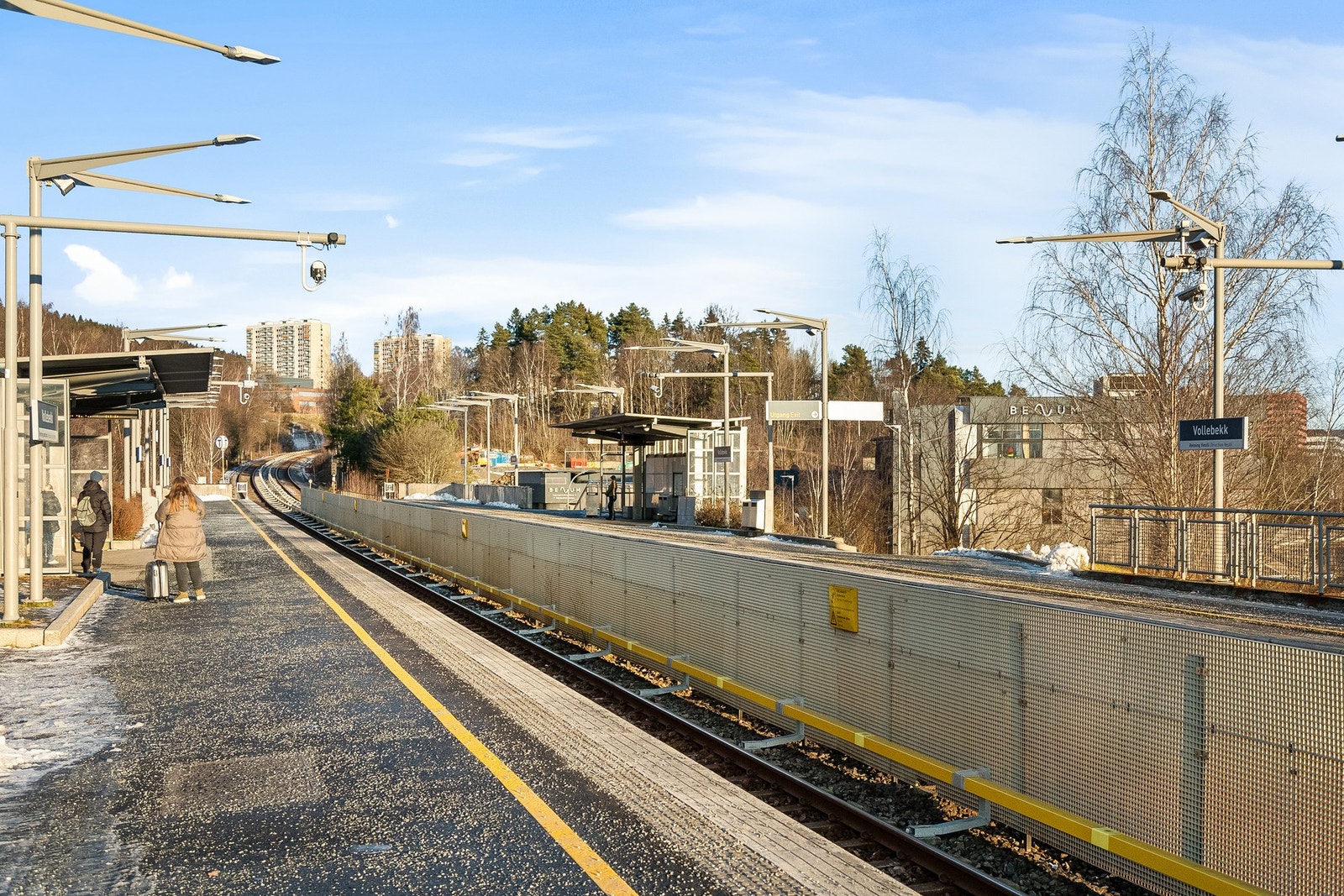 Meget godt kollektivtilbud i nærområdet med kort vei til buss og under ett minutters gange til Vollebekk T-bane. Her har man linje 4 og 5 som tar deg enkelt til f.eks Nydalen, Blindern, Majorstuen og Oslo S. Galleribilde