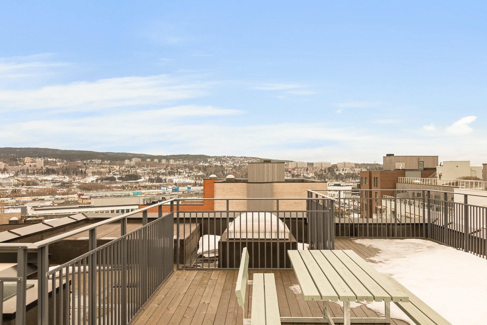 Heis opp til stor, solrik felles takterrasse. Galleribilde