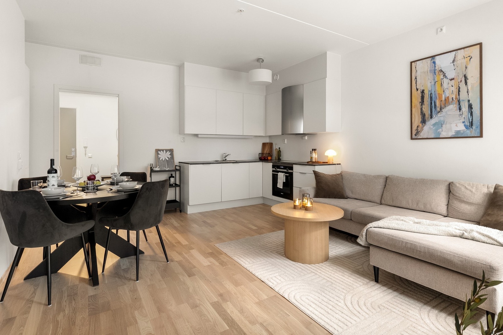 Leiligheten fremstår som meget velholdt med delikate fargetoner, generøs takhøyde og en smart planløsning som utnytter hver kvadratmeter. Galleribilde