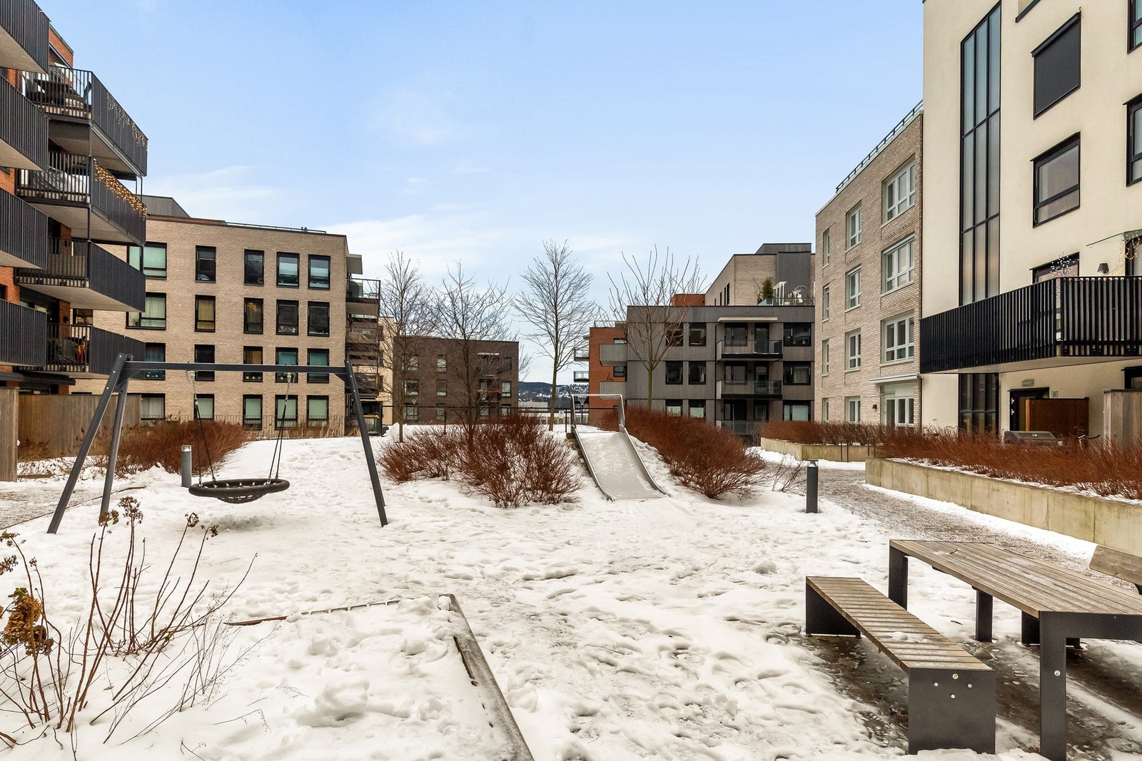 Borettslaget har hyggelige fellesarealer med sittegrupper og lekestativer for de yngste. Galleribilde