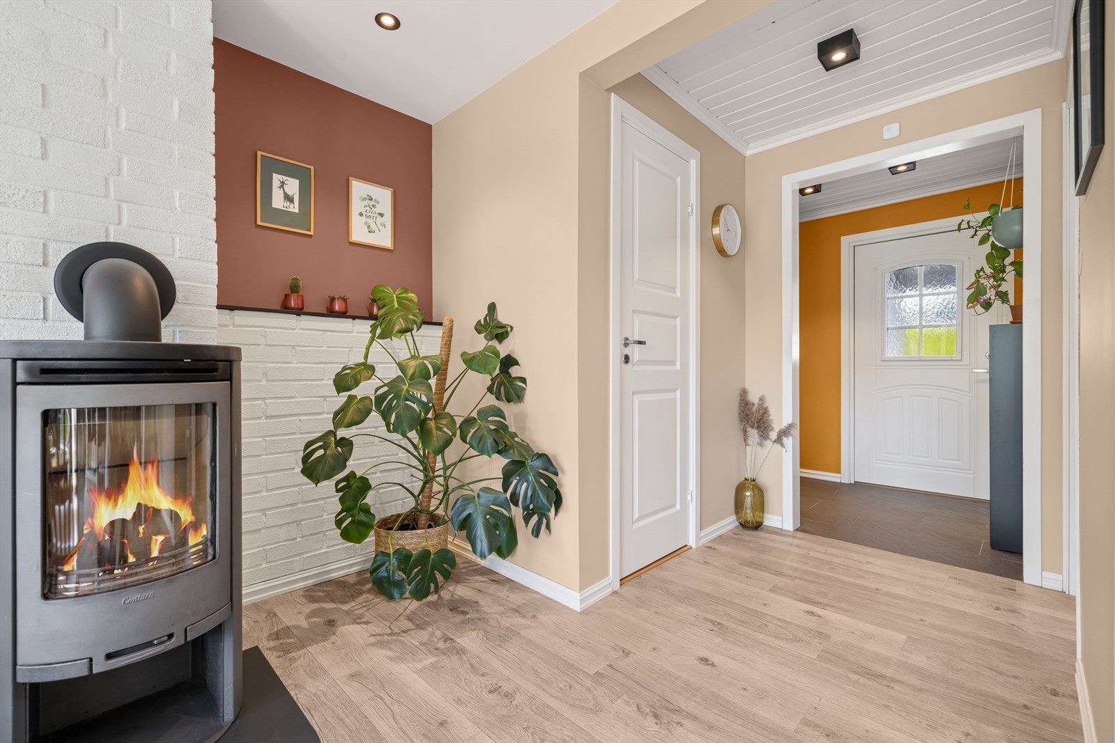 Innvendig er det nyere, formpressede speildører som komplementerer stilen. Galleribilde