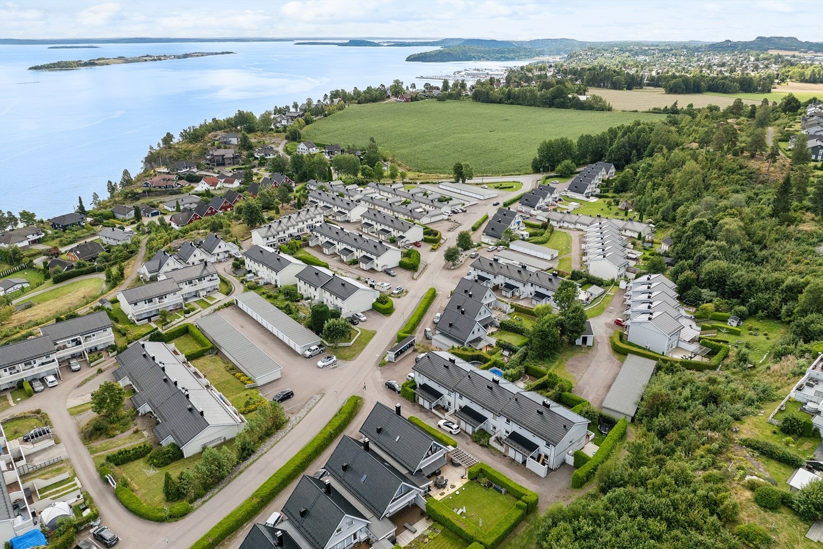 Det medfølger en garasje på 14 m² i felles rekkeanlegg. Galleribilde