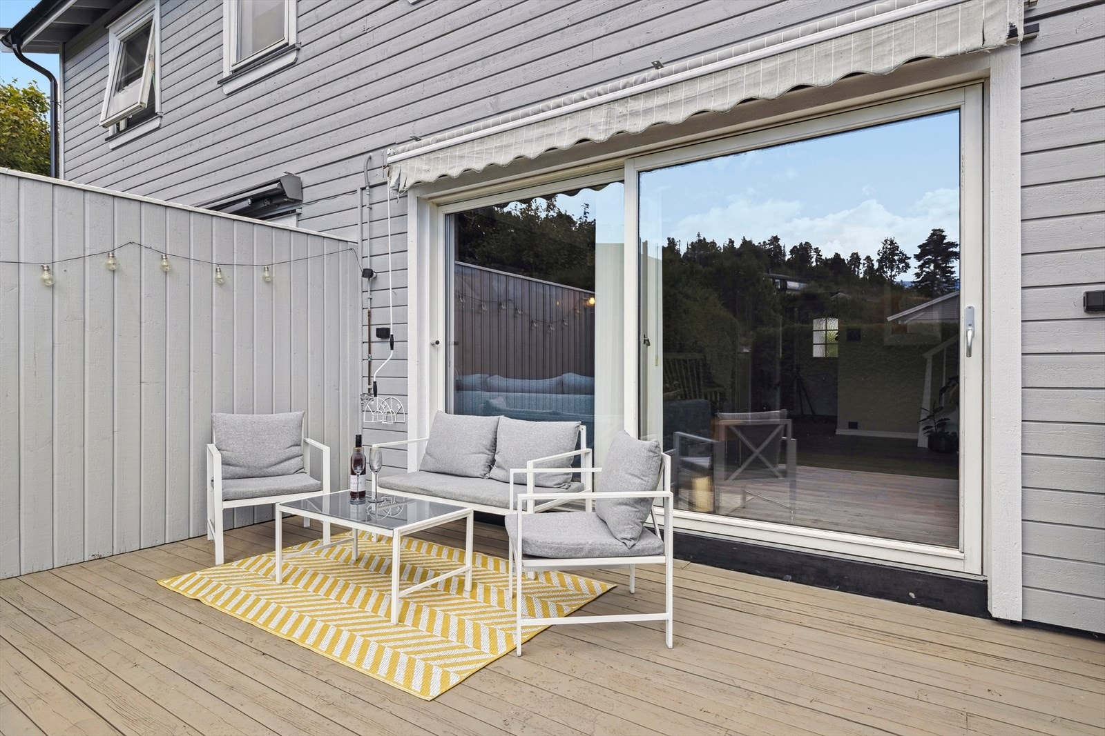 Den store terrassen på ca. 19 m² blir en naturlig forlengelse av stuen. Galleribilde