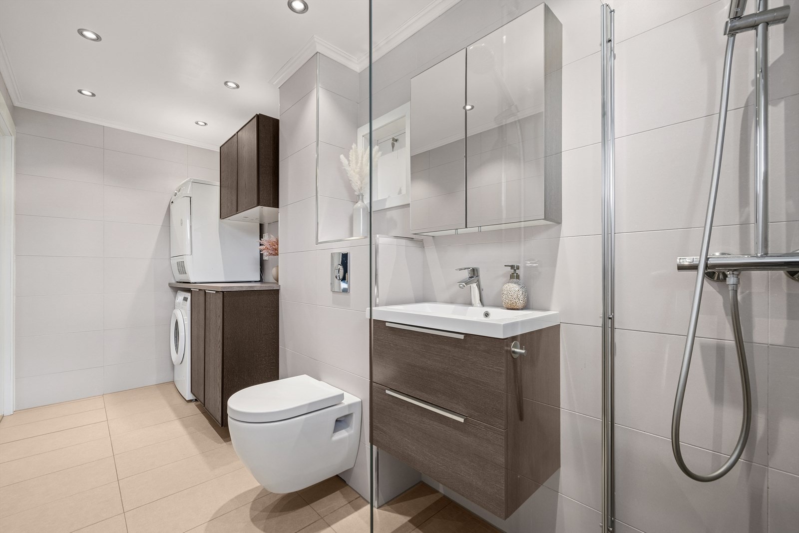 Det lekre badet har elektriske varmekabler i gulvet og en praktisk dusjnisje med glassvegg. Galleribilde