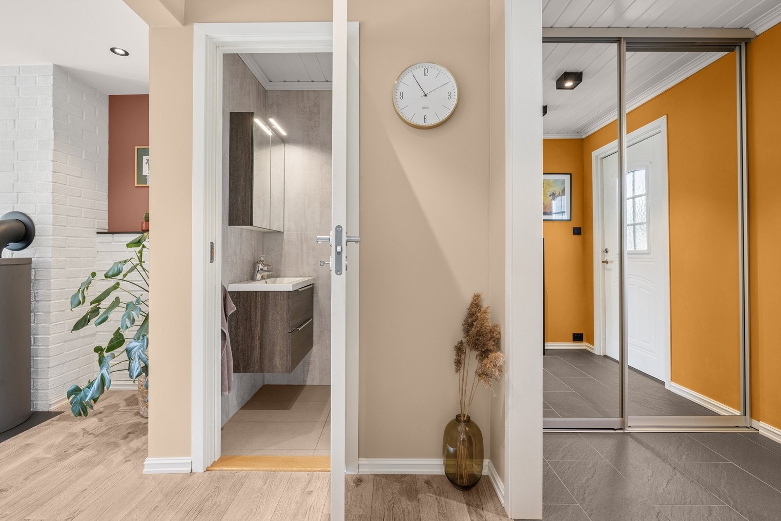 Praktisk plassert i første etasje finner du et separat toalettrom. Galleribilde