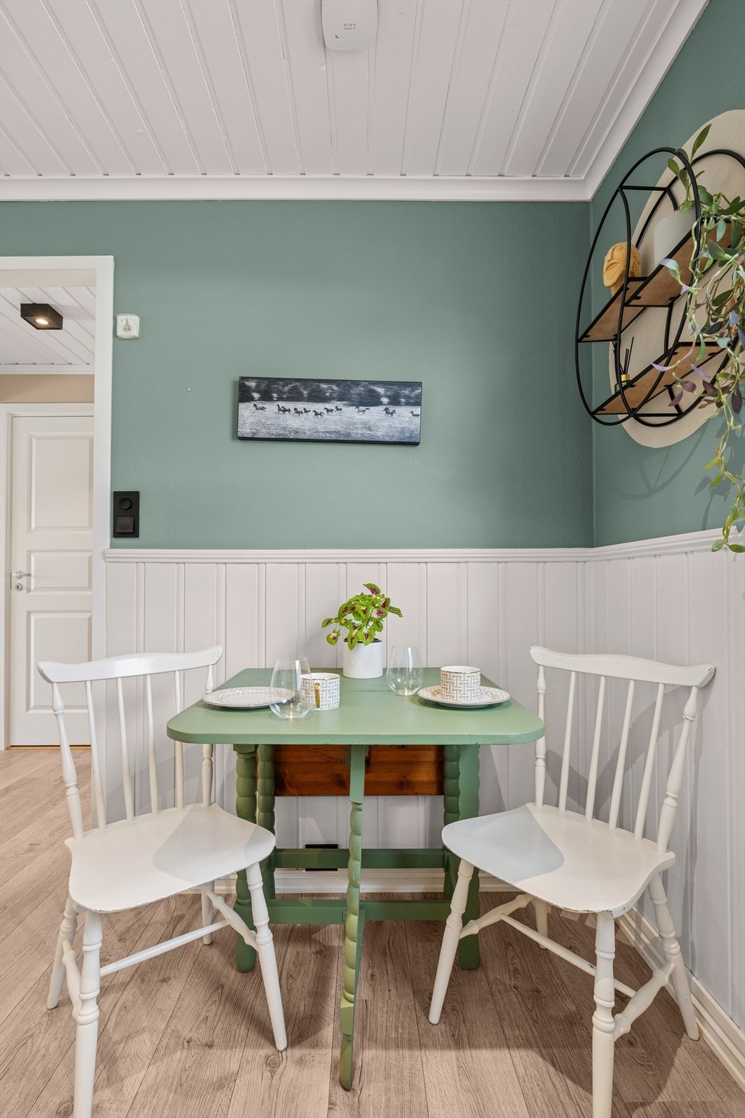 En hyggelig krok ved kjøkkenet gir plass til en liten spiseplass. Galleribilde