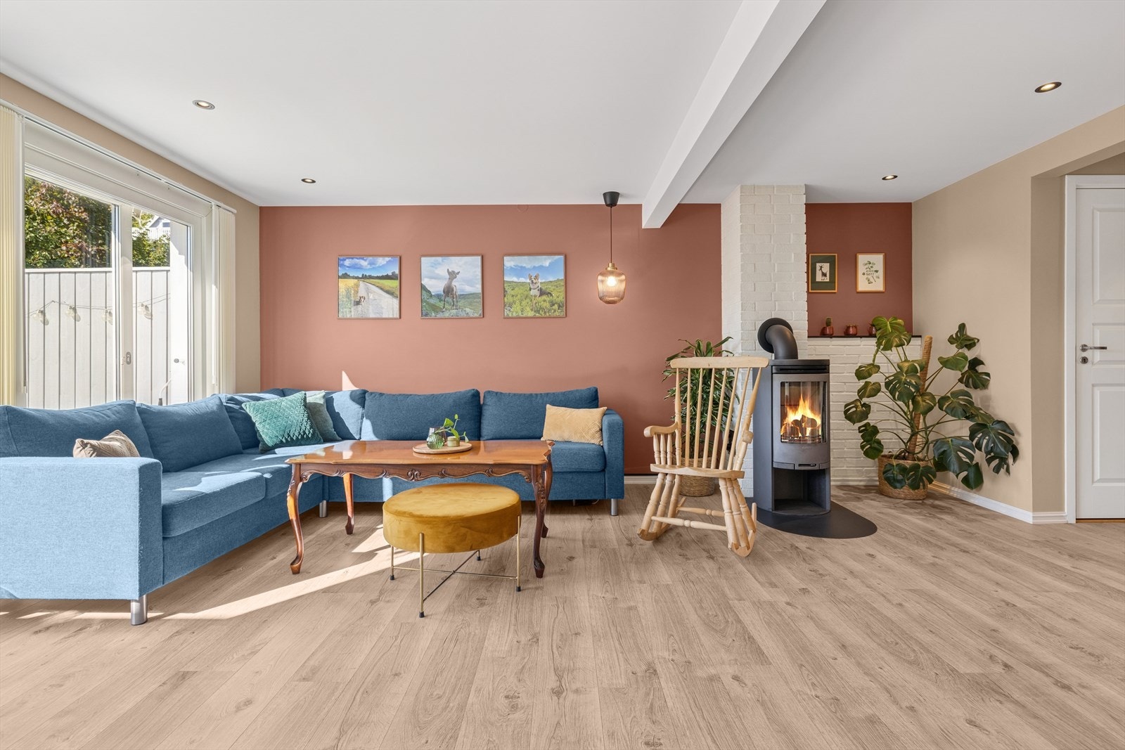 Moderne downlights i taket og en luft-til-luft varmepumpe bidrar til god belysning og komfort. Galleribilde