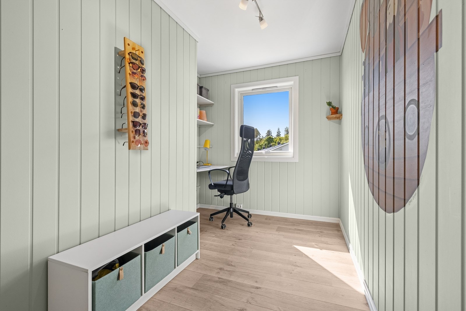 I boligens 2. etasje er det et romslig rom som er inntegnet og godkjent med benevnelsen "bod" på opprinnelige bygningstegninger mottatt fra Holmestrand kommune. Nåværende eier har benyttet rommet som soverom, men dette er ikke omsøkt for slik benyttelse. Galleribilde