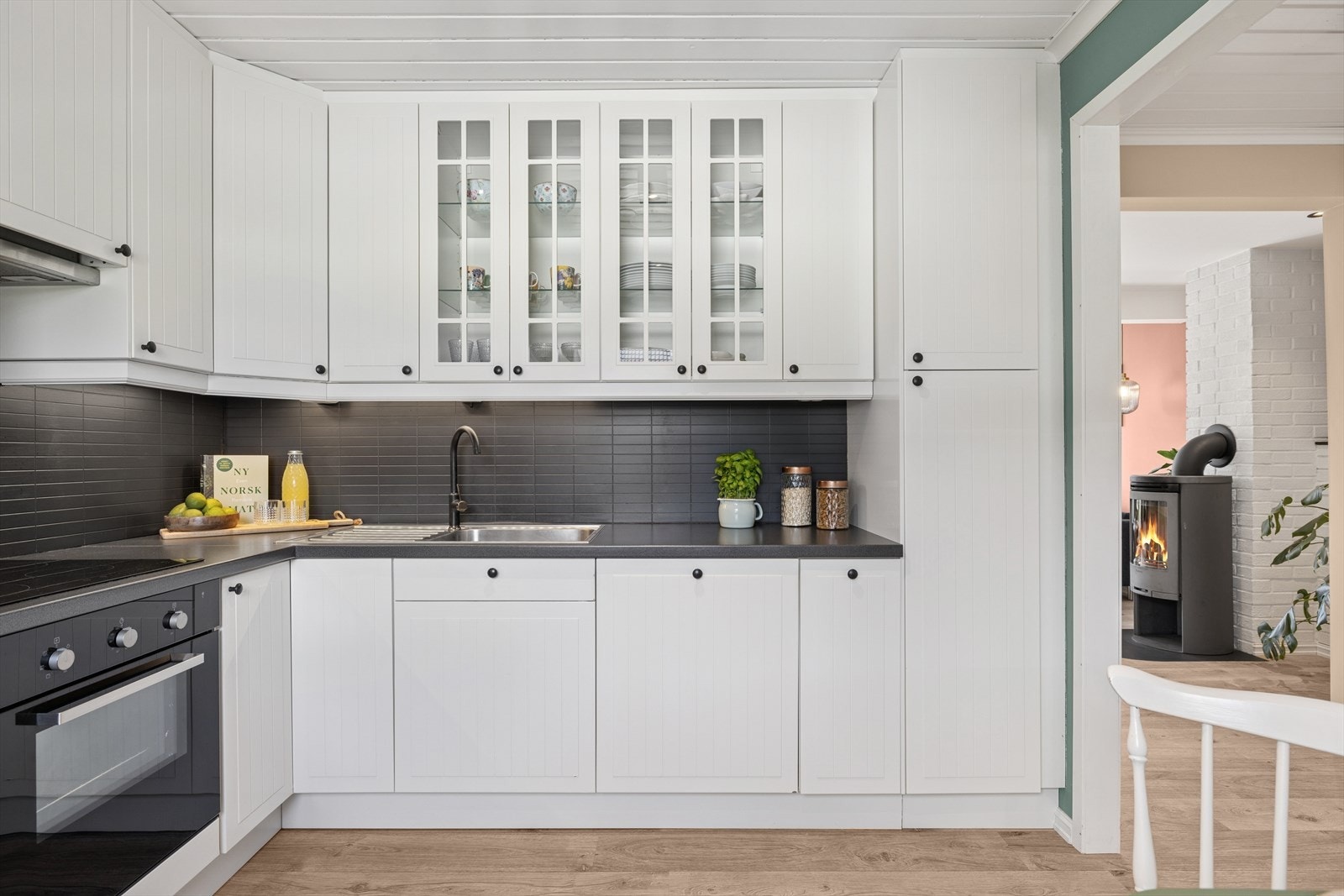 Funksjonelt kjøkken med malte fronter og laminert benkeplate med nedfelt oppvaskkum. Galleribilde