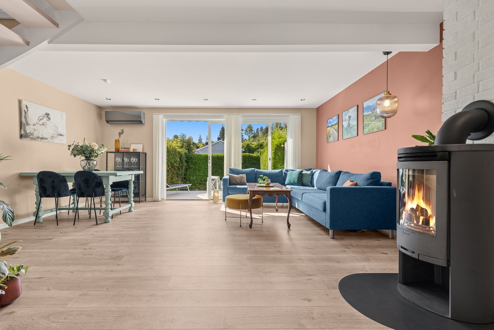 Den store og kombinerte dagligstuen og spisestuen ligger i hovedetasjen. Galleribilde