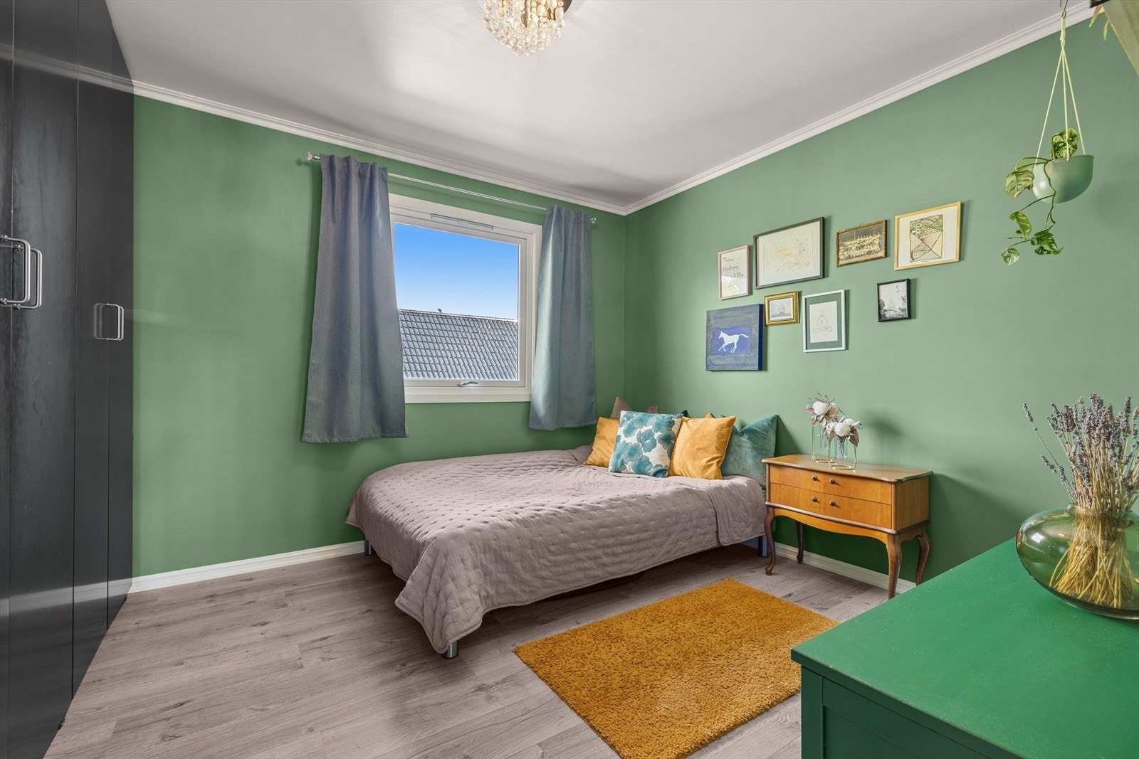 Rommene er av god størrelse med mange bruksmuligheter. Her kan en ha både soverom, kontor og lekerom for barna, alt etter egne behov og ønsker. Galleribilde