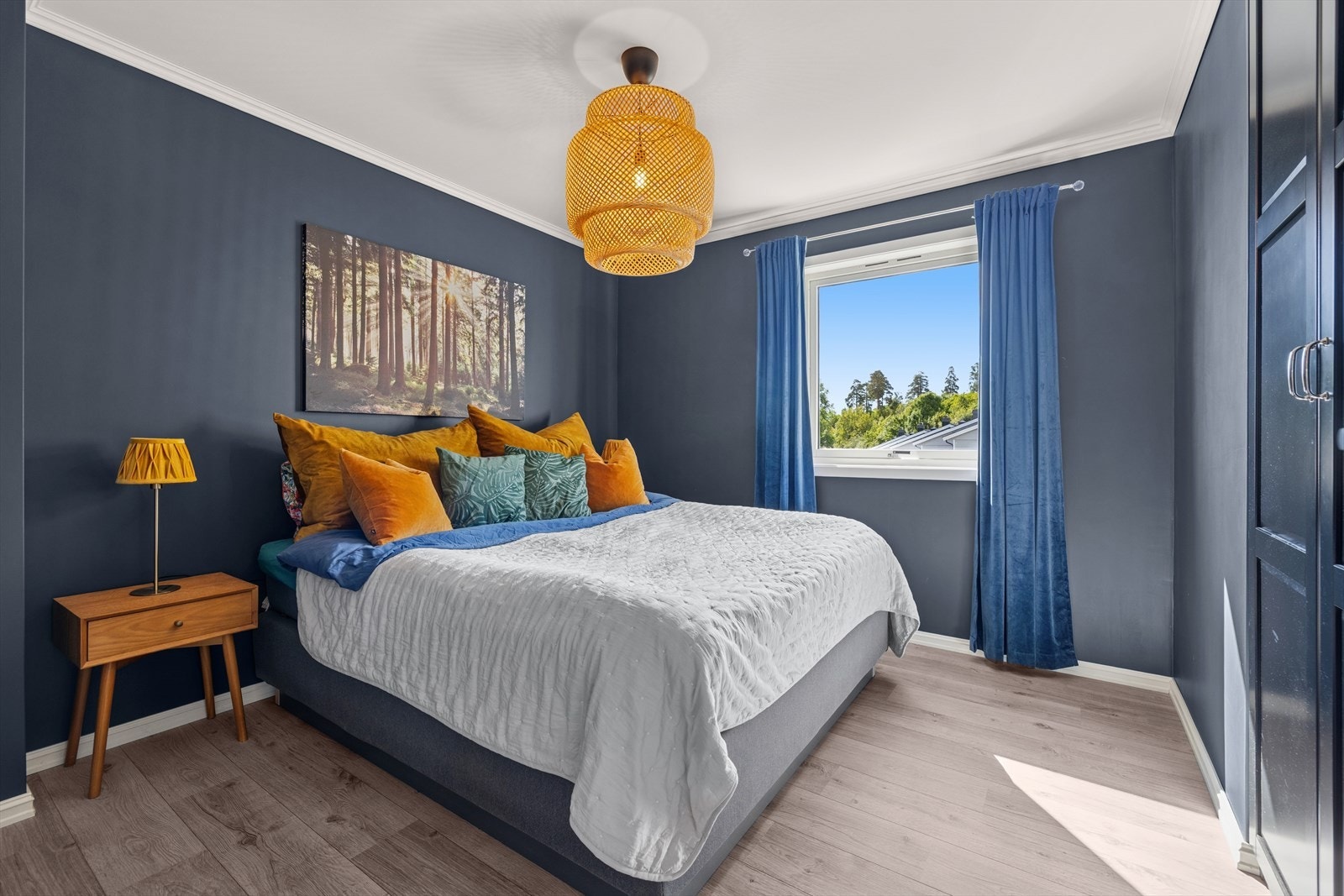 Hovedsoverommet er romslig med god plass til dobbeltseng og garderobeløsning. Galleribilde