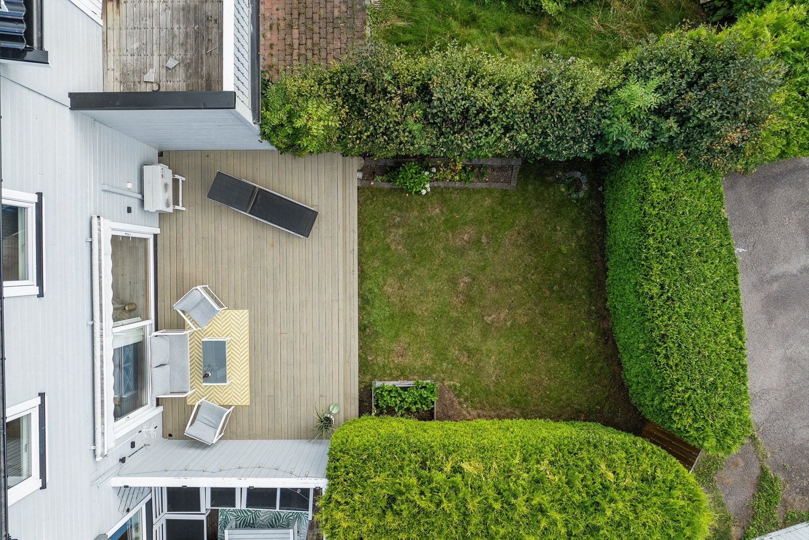 Uteplassen er pent opparbeidet med en stor platting og plenområde. Galleribilde