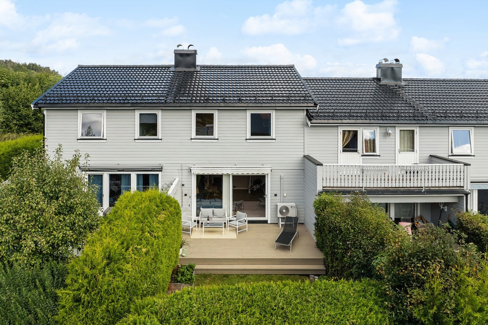 Rekkehuset har en velholdt fasade og en romslig, impregnert terrasse på ca. 19 m². Taktekkingen ble lagt om i regi av borettslaget i 2024. Galleribilde