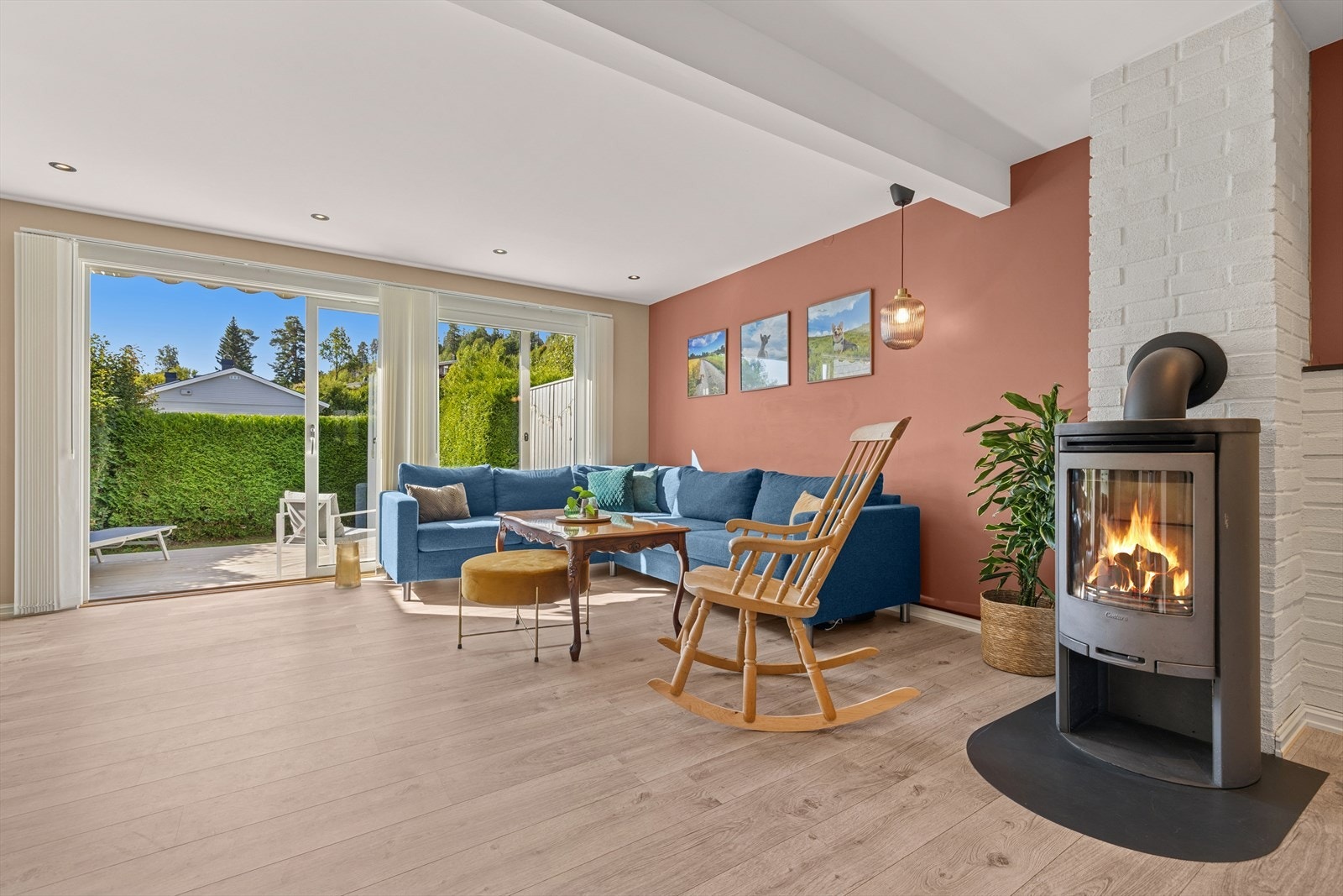 En peisovn fra 2022 tilknyttet elementpipe gir god varme og en hyggelig atmosfære. Galleribilde