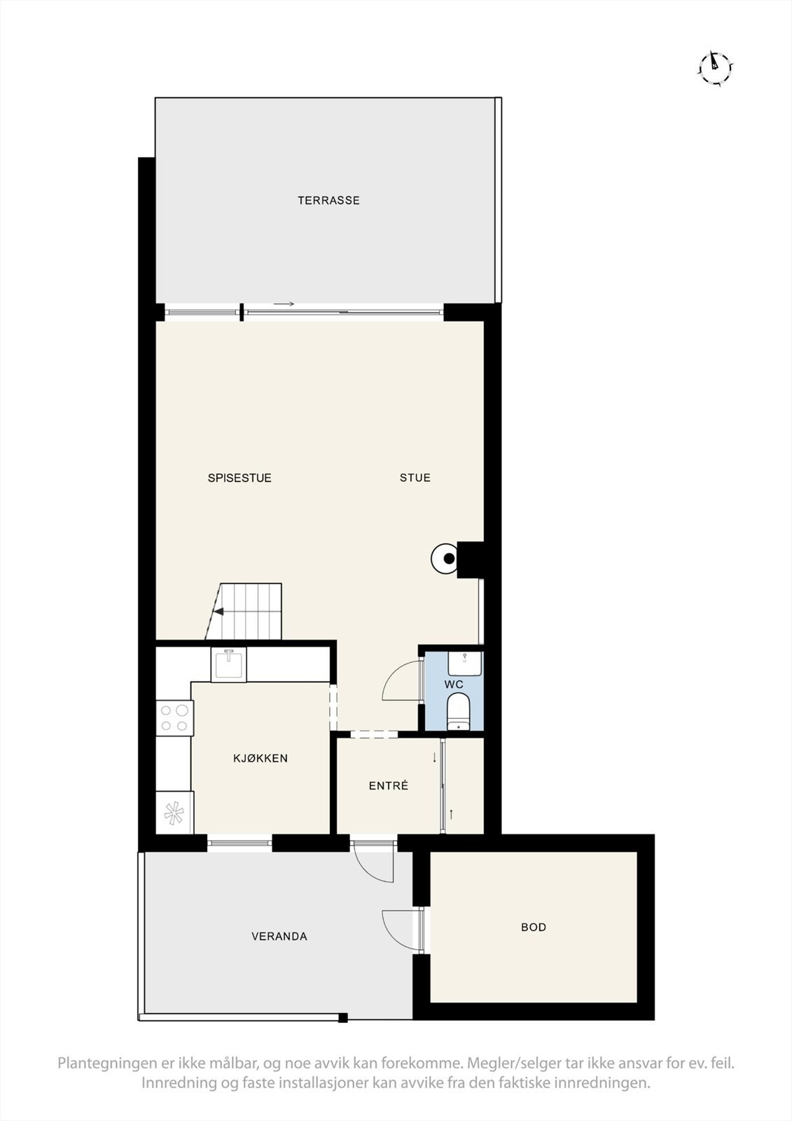 Første etasje har en smart planløsning med entré, toalettrom, kjøkken og åpen stue. Galleribilde