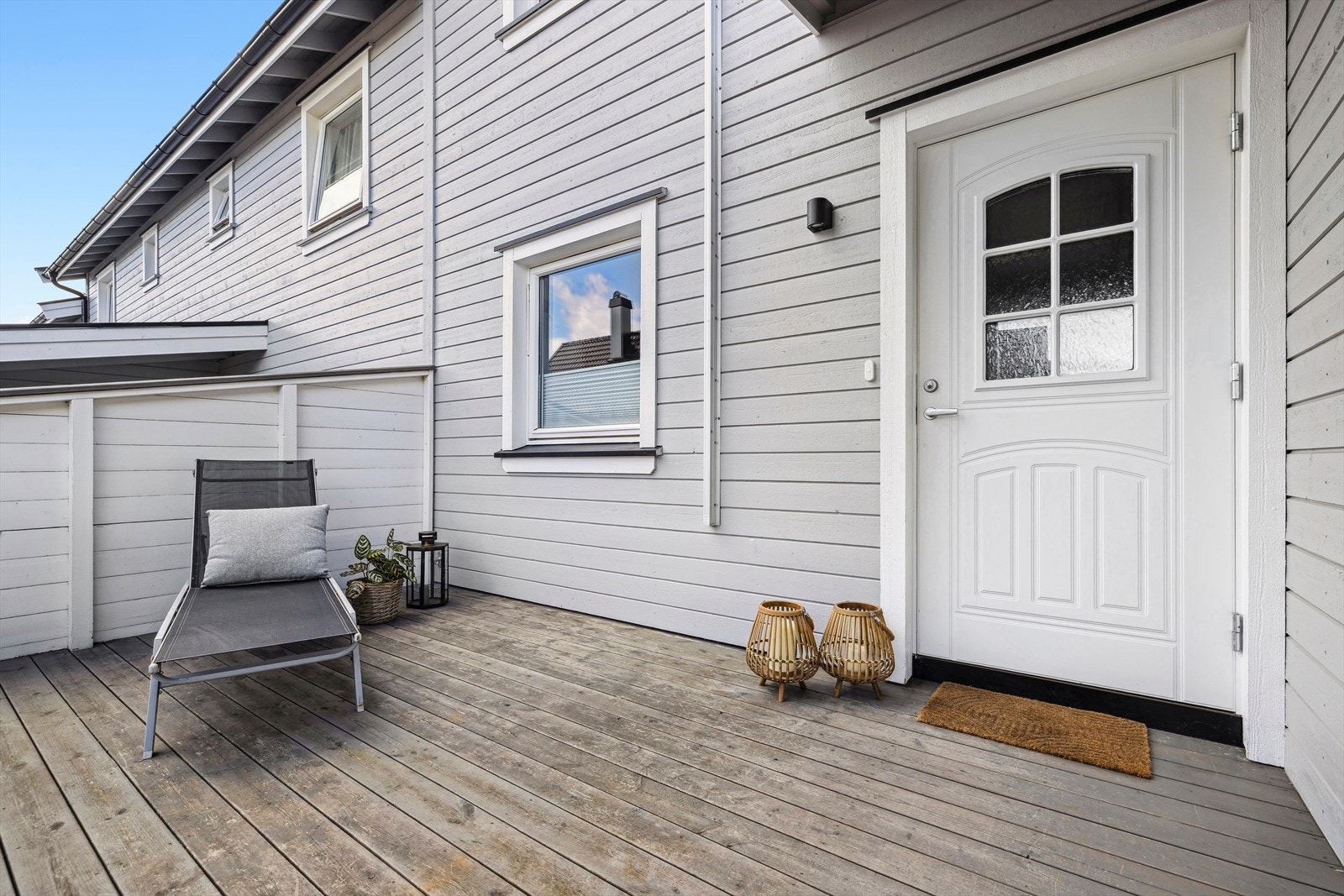 Inngangsdøren er malt og er fra ca. 2009, i likhet med vinduene. Galleribilde