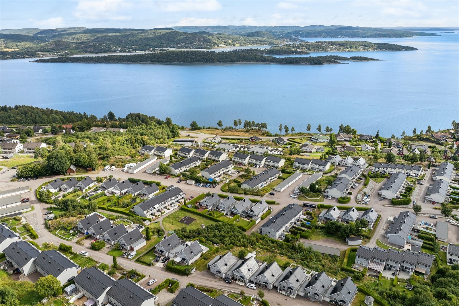 Området er barnevennlig med kort vei til Kleiverud skole og flere barnehager. Galleribilde