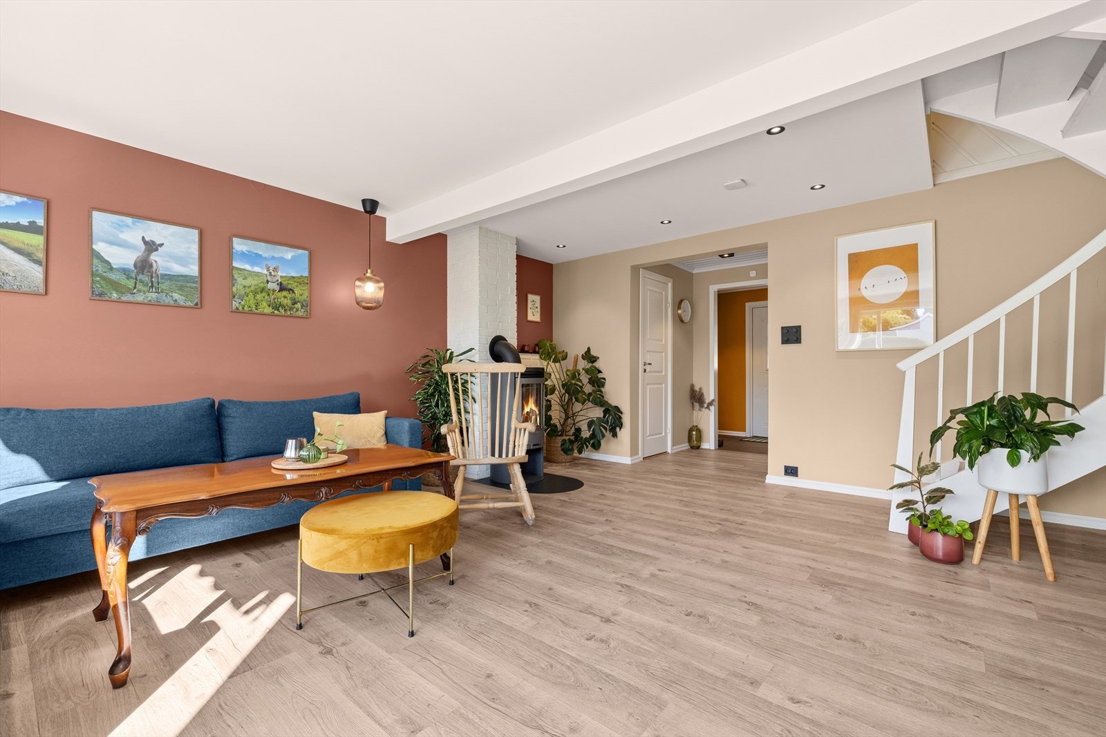 Den åpne svingtrappen i tre binder etasjene sammen på en elegant måte. Galleribilde