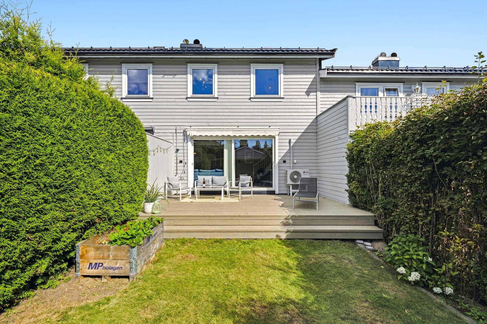 Fasaden ble etterisolert med 5 cm og fikk ny kledning i ca. 2014. Galleribilde